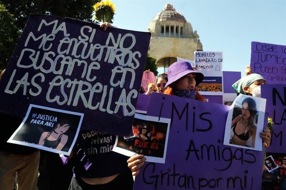 Casi un centenar de personas acudió a la marcha para exigir actuación y resultado de las autoridades por el caso de Ariadna Fernanda.