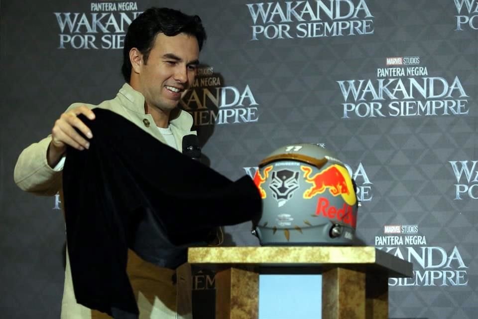 'Ah, está padre', dijo el piloto al develar el casco que hace referencia a Pantera Negra.