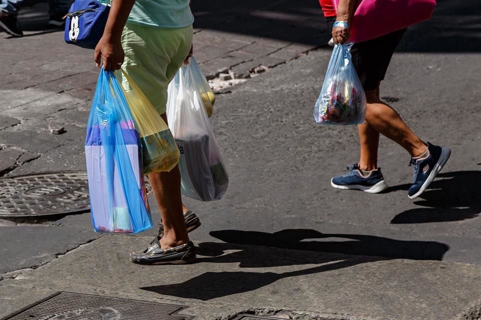 Los negocios en Guadalajara que den bolsas de plástico sin la nueva composición, serían sancionados.