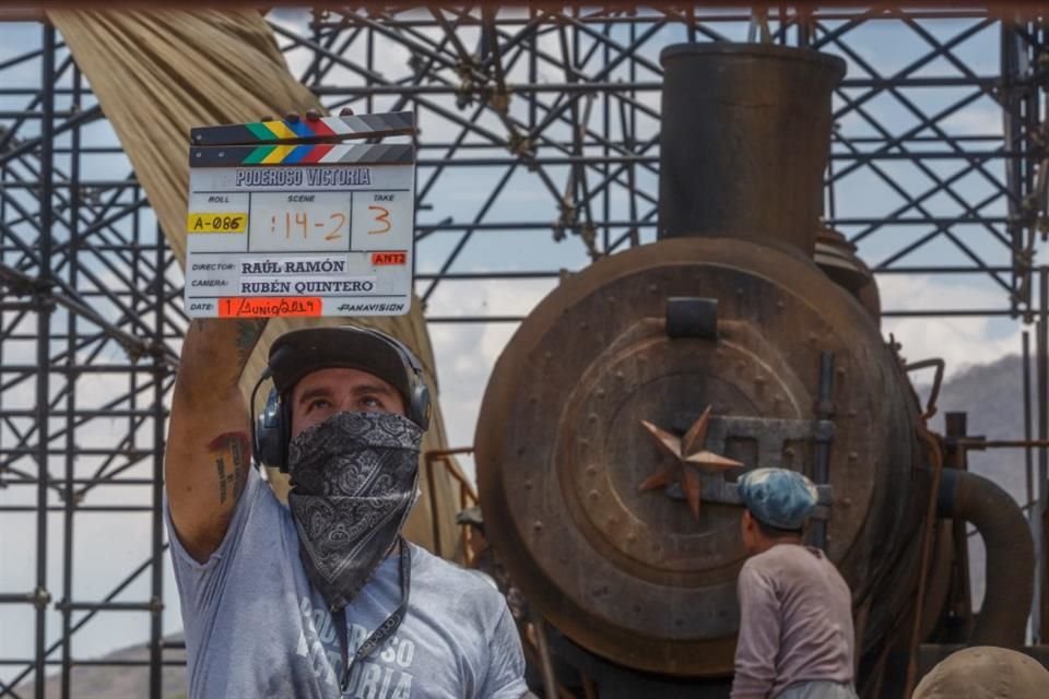 Set de filmación para el rodaje de la película 'Poderoso Victoria' en la Laguna seca de Zacoalco en Jalisco.