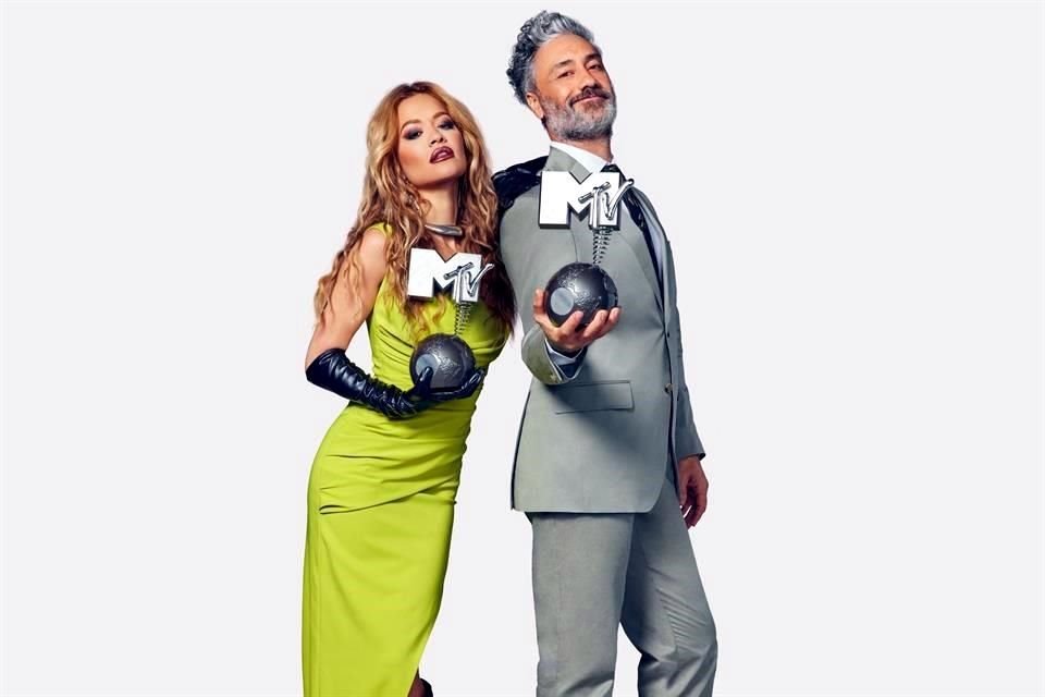 Conducirán el cineasta Taika Waititi y la cantante Rita Ora, esposos en la vida real, la ceremonia de los MTV European Music Awards 2022.