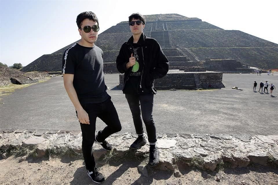 En su primera visita a la Ciudad de México, el dueto argentino de rock electrónico Peces Raros disfrutó de un recorrido por Teotihuacán.