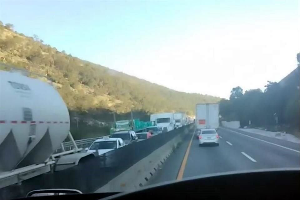 Cientos de vehículos están atorados en el tramo de Los Chorros, en la Carretera 57, tras el choque de los tráileres.