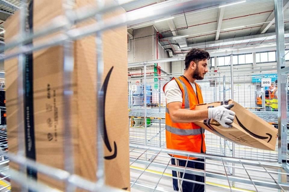 Las acciones de Amazon han caído casi un 50 por ciento en medio de la desaceleración de las ventas, los costos altísimos y un aumento en las tasas de interés.