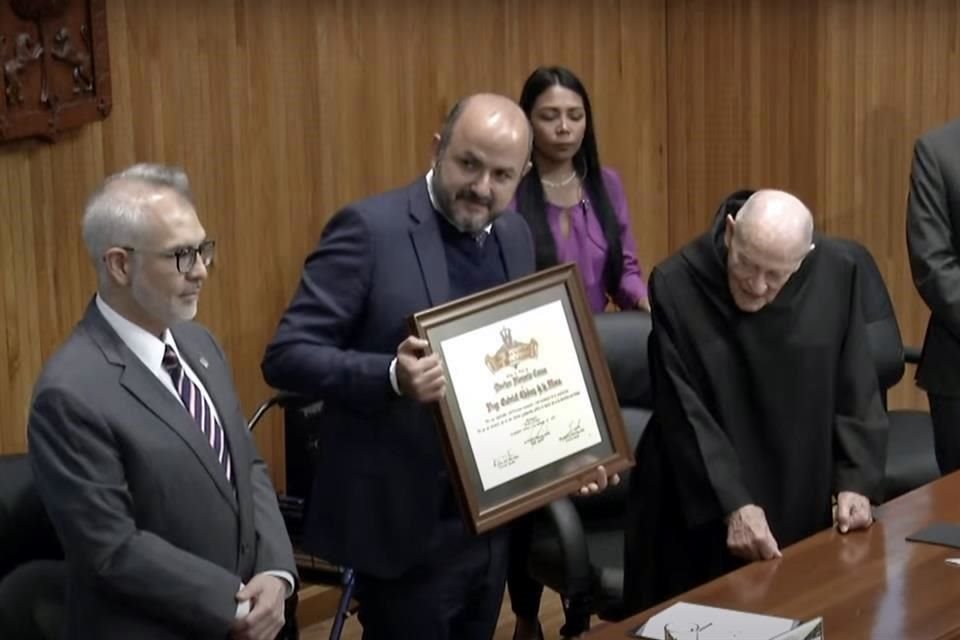 Fray Gabriel Chávez de la Mora recibió hoy el Doctorado Honoris Causa de la UdeG por su labor en el campo de la arquitectura sacra durante 74 años.