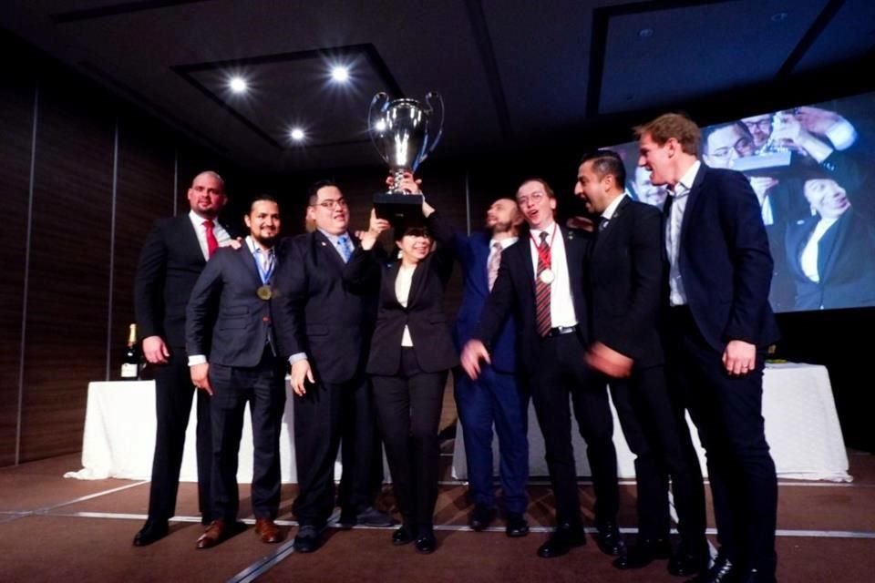 Mónica Olvera, quien está al frente de la cava del restaurante Au Pied de Cochon, es la ganadora de Taittinger Sommelier D'Or 2022.
