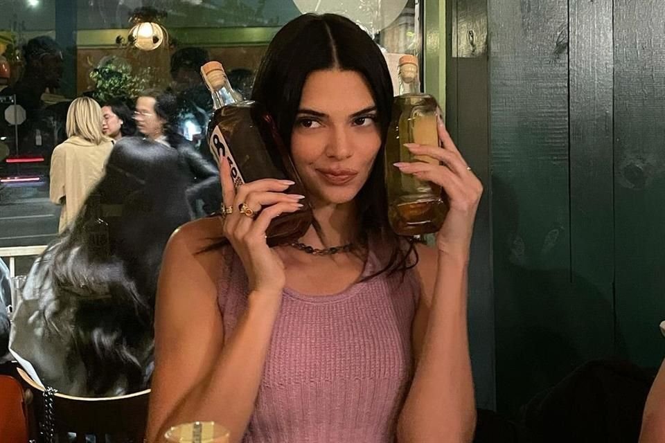 Kendall Jenner llegó a un acuerdo con dueños del Tequila 512, quienes interpusieron una demanda en su contra por imitar imagen de marca.