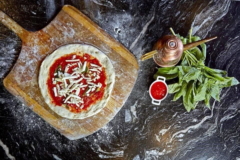 La pizza napolitana es considerada la verdadera, originada en Nápoles en el siglo 18.