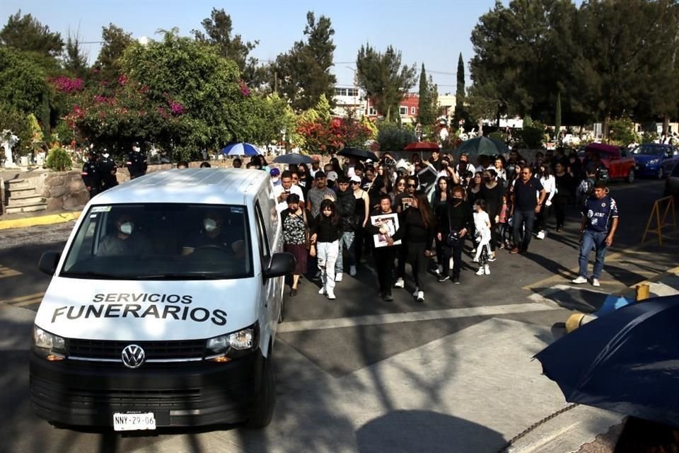 Entre lágrimas y música de mariachi, familiares y amigos de la mujer de 30 años la reciben en el Panteón de Jardín Guadalupano en Ecatepec.