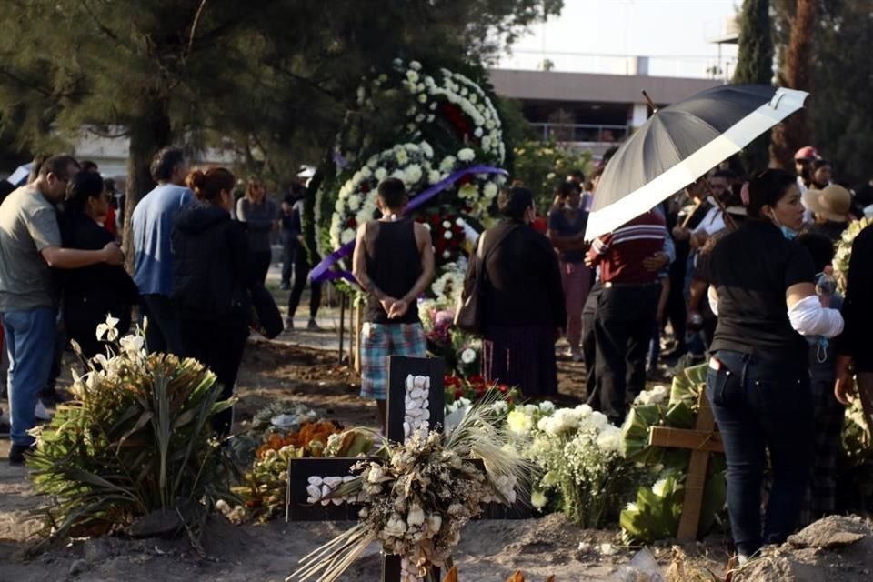 Ayer se realizó el funeral de la maestra de 30 años, madre de una menor de 11, quién quedará bajo el cuidado de sus abuelos, explicó la familia.