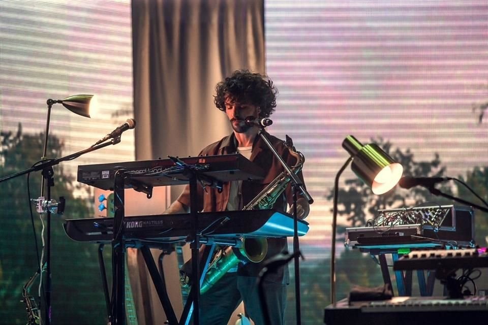 Aunque es la primera vez que French Kiwi Juice (FKJ) visita Guadalajara, se sintió como en casa, dado que cargó con su sofá y lámparas de la sala hasta el escenario.