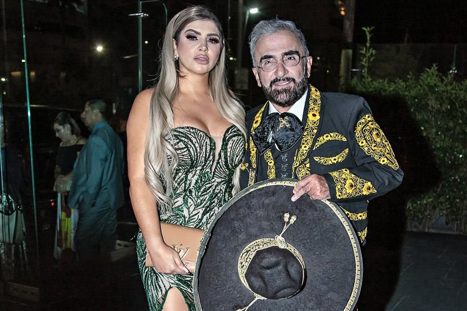 Vicente Jr. acudió con Mariana González.