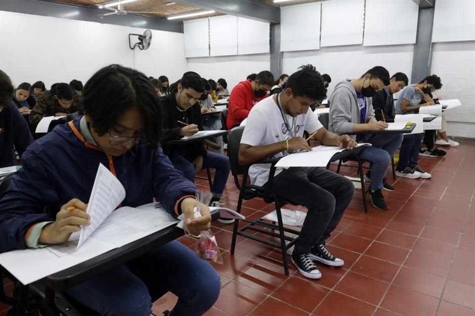 Aspirantes a la UdeG acudieron a las instalaciones del CUCEI para presentar su examen de admisión.