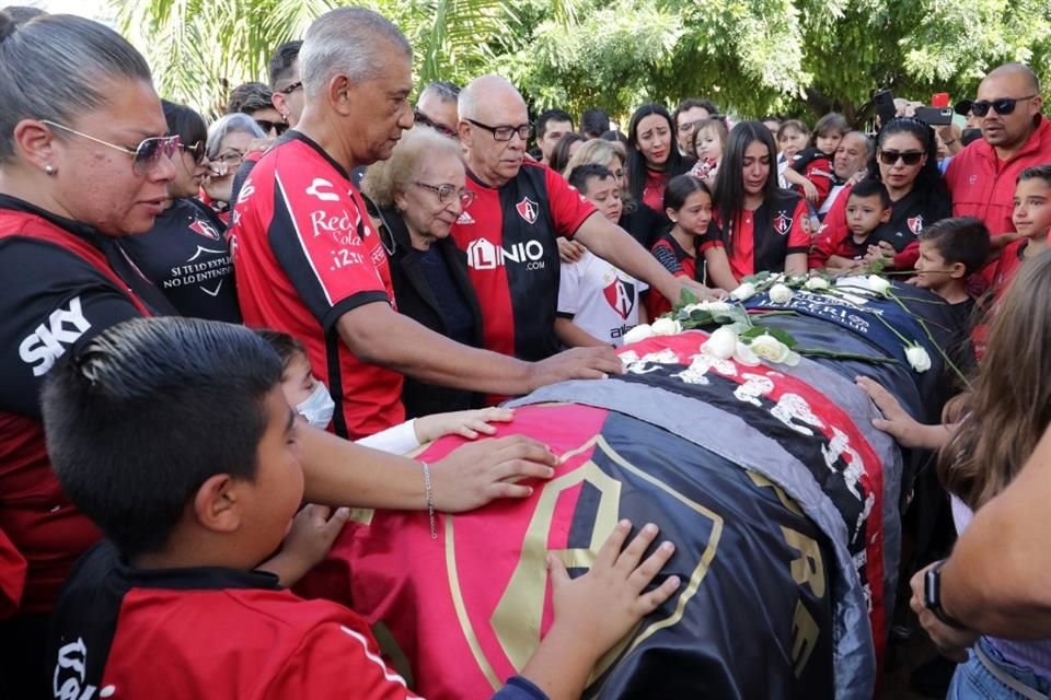 Familiares, amigos y seguidores de Alfredo 'Pistache' Torres en la Misa de cuerpo presente de del difunto futbolista, en la Parroquia de Nuestra Señora del Refugio en La Experiencia, Guadalajara.