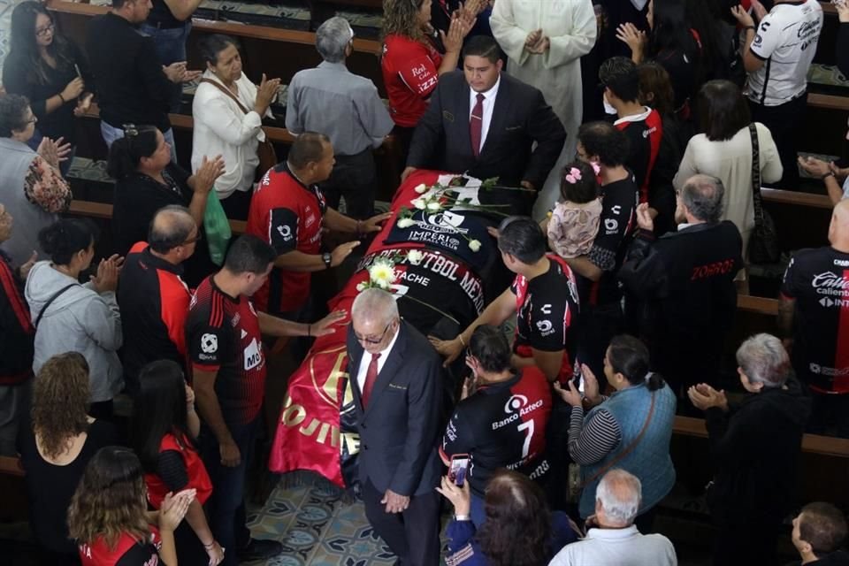 Misa de cuerpo presente de difundo futbolista, Alfredo 'Pistache' Torres, en la Parroquia de Nuestra Señora del Refugio en La Experiencia.