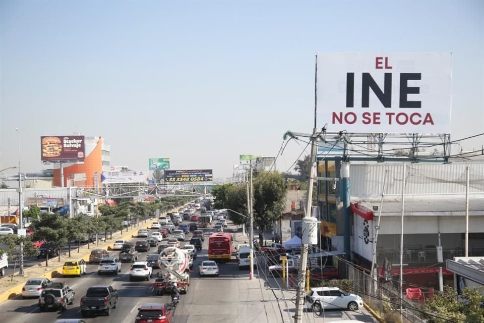 Espectacular del INE ubicado en la Avenida López Mateos Sur.