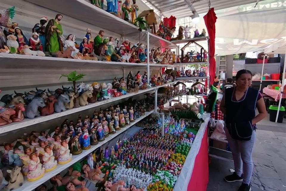 Sara Nohemí Ramírez Soto se prepara cada año para vender en el Tianguis Navideño, las figuras de barro que hace junto a su familia.