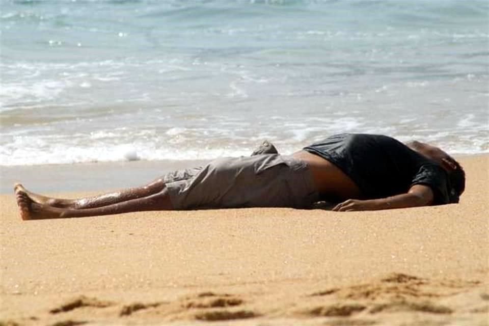 El cuerpo de este hombre fue sacado del agua mientras flotaba muy cerca de la orilla.