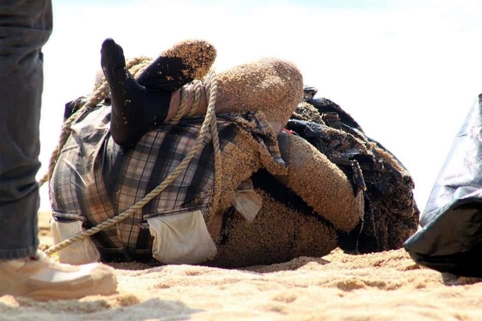 Sábado 12 de noviembre. Dos cadáveres fueron localizados en la playa Icacos.