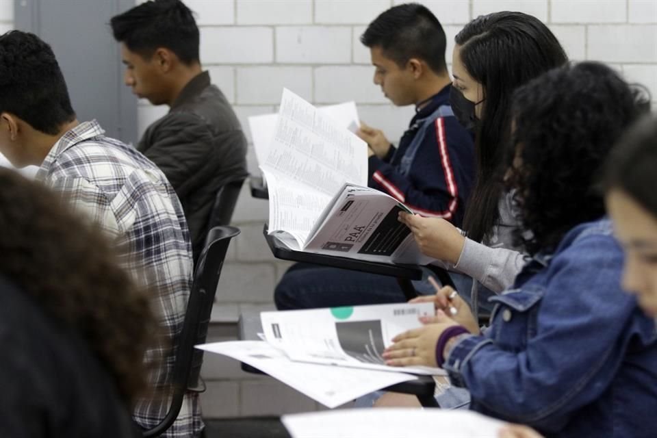 La UdeG informó que entre centros metropolitanos y regionales, se aplicaron 37 mil 700 exámenes de admisión el día de ayer.