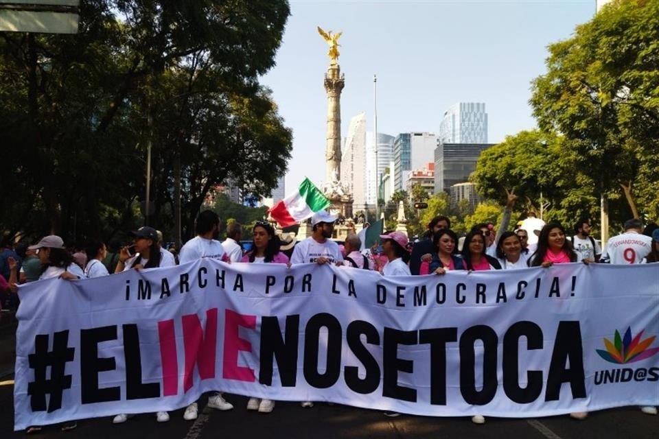 La marcha partió desde el Ángel de la Independencia rumbo al Monumento a la Revolución.