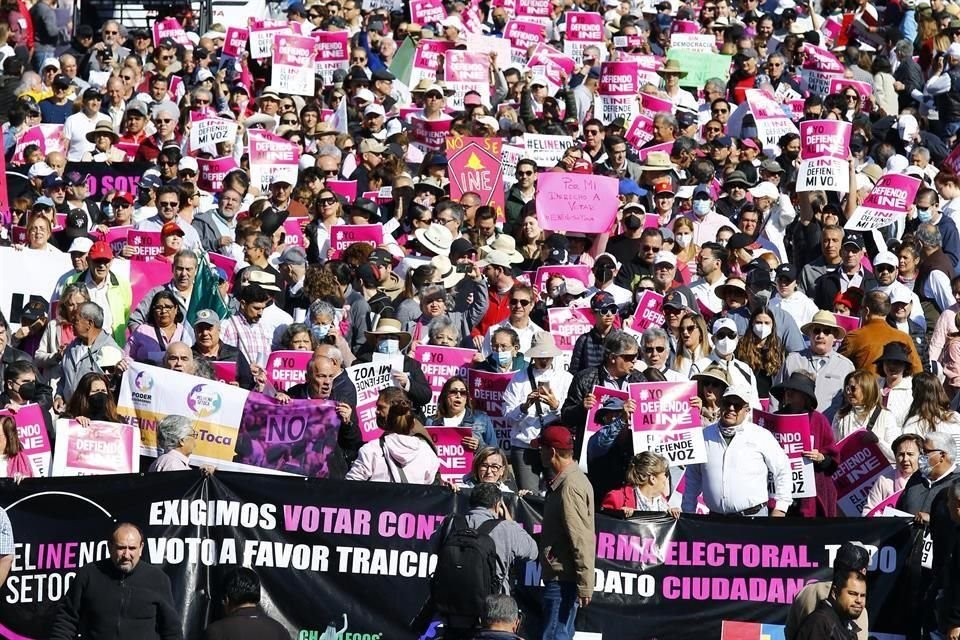 La mayoría de los asistentes portan pancartas, además de vestimenta rosa que fue la solicitada en la convocatoria.