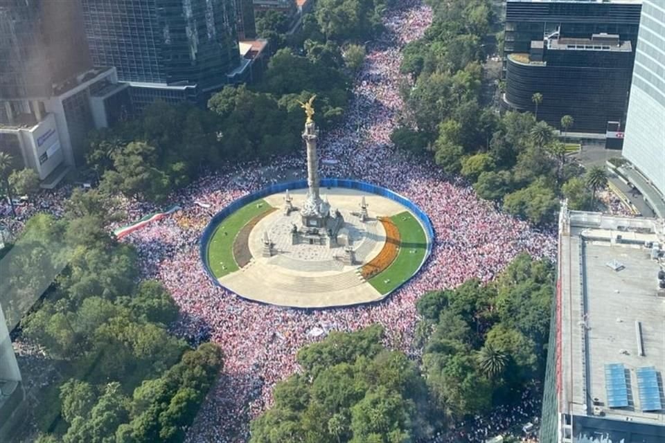 Vista aérea del Ángel de la Independencia en la Marcha por la defensa del INE.