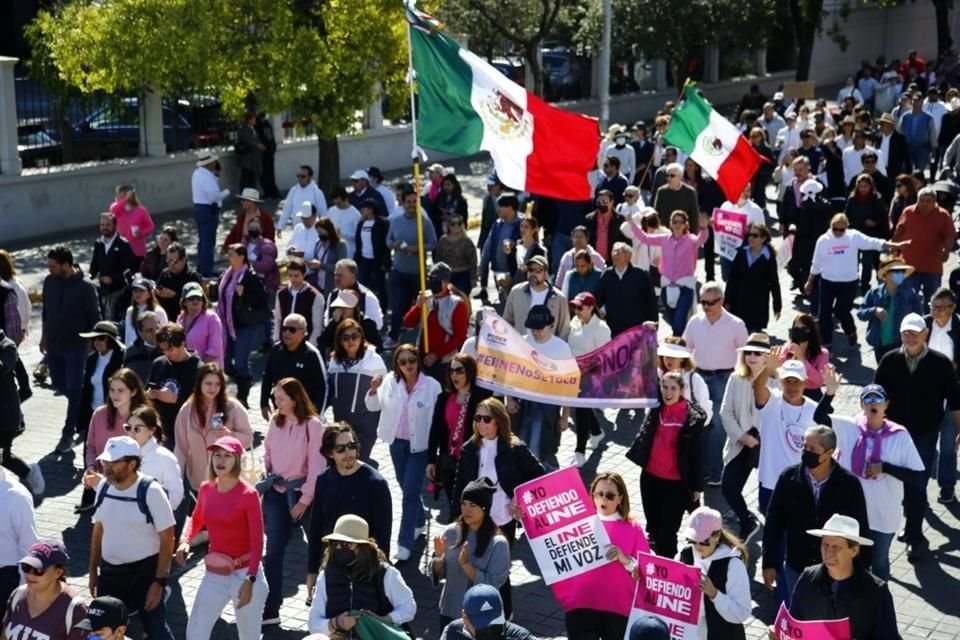 Más de 10 mil ciudadanos marchan por calles del Centro de la Ciudad para manifestarse contra la reforma electoral que promueve AMLO.