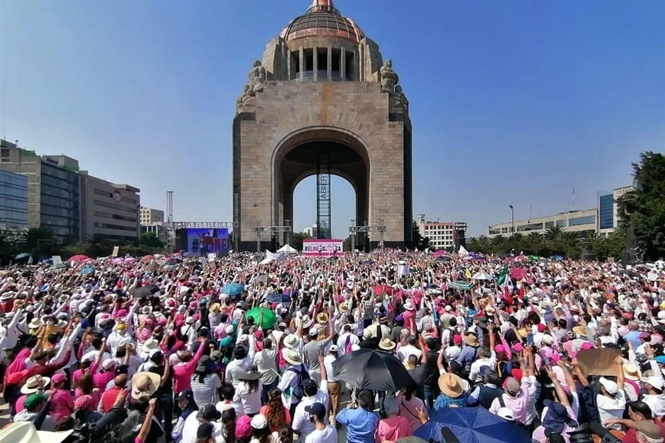 Miles de ciudadanos marcharon en la Ciudad de México y en más de 40 ciudades del País en defensa del Instituto Nacional Electoral.