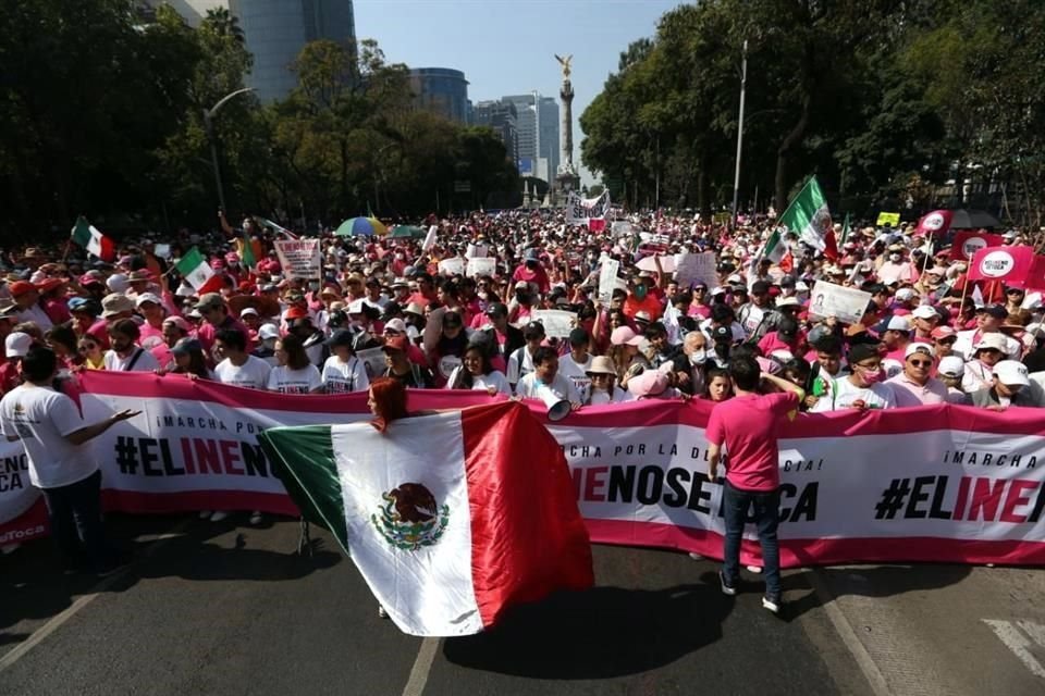 En la Capital del País, la movilización en defensa del INE arrancó en el Monumento a la Independencia.