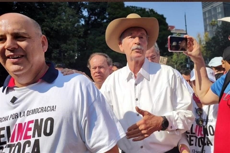 El expresidente Vicente Fox fue uno de los participantes en la marcha en defensa del INE que se realizó en la Ciudad de México. En la imagen con Gustavo de Hoyos, ex líder de la Coparmex.