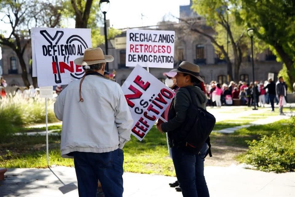 Con pancartas y mensajes, miles de ciudadanos participaron en la marcha en defensa del INE en el Centro de Monterrey.