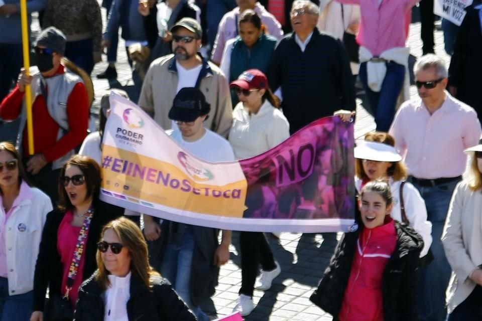 Con pancartas y mensajes, miles de ciudadanos participaron en la marcha en defensa del INE en el Centro de Monterrey.