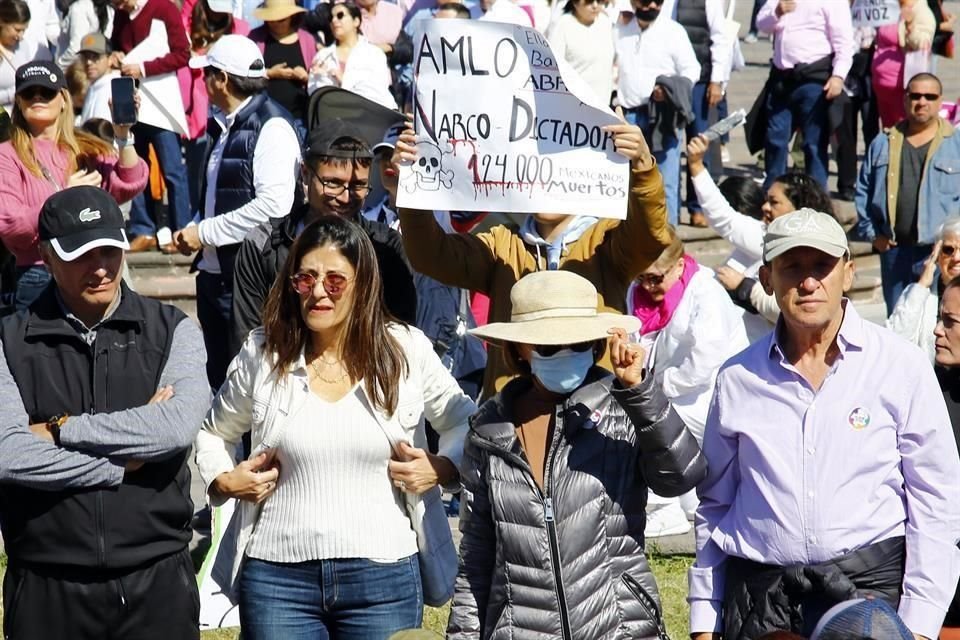 Con pancartas y mensajes, miles de ciudadanos participaron en la marcha en defensa del INE en el Centro de Monterrey.