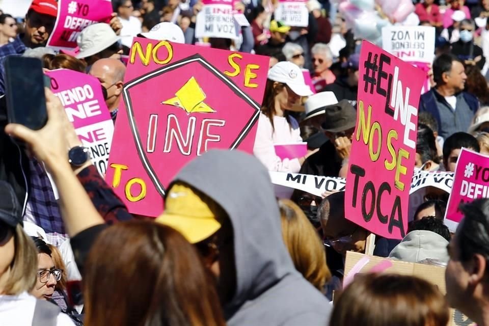 Con pancartas y mensajes, miles de ciudadanos participaron en la marcha en defensa del INE en el Centro de Monterrey.