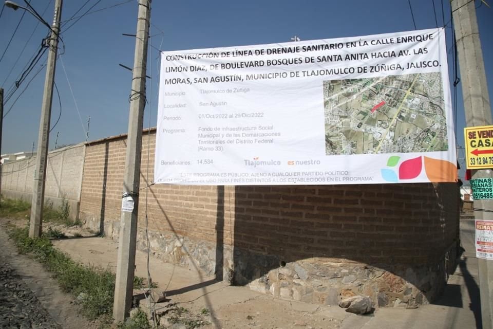 Sobre la Calle Enrique Limón entre bulevar Bosques de Santa Anita y camino a la Moras, se alzó una lona para avisar sobre las obras que se estarán realizando en la zona.