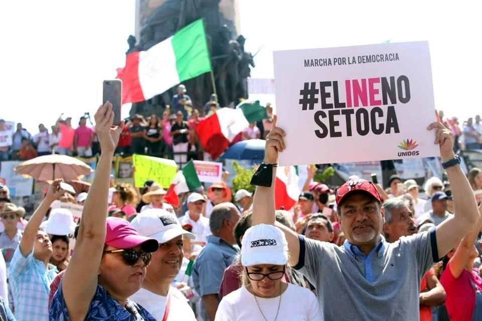 Con aplausos y gritos, los asistentes seguían y apoyaban a los oradores.