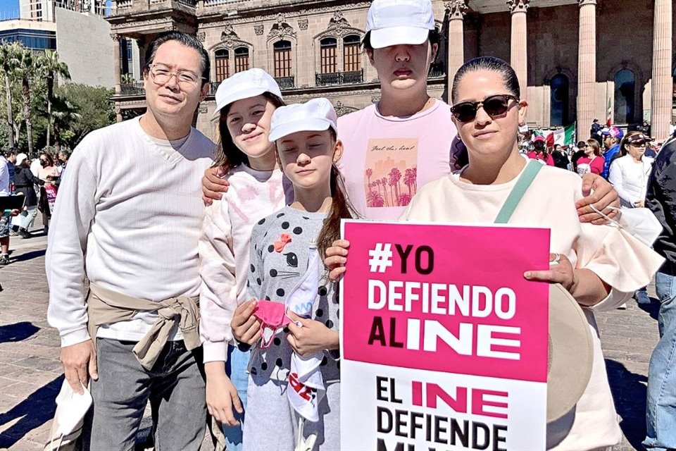 Felipe Castro, Martha Luisa Tovar y sus hijos.