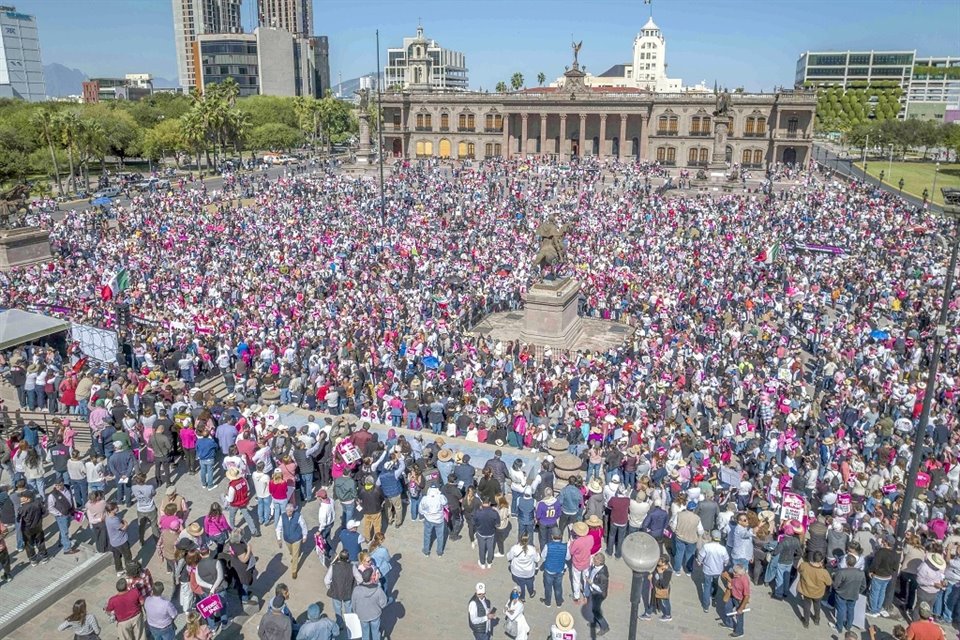 Tras marchar alrededor de la Macroplaza, los contingentes se reunieron frente al Palacio de Gobierno