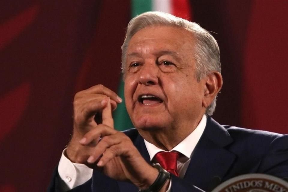 AMLO afirmó que marcha de ayer en defensa del INE fue un striptease del conservadurismo en la que no participó mucha gente.