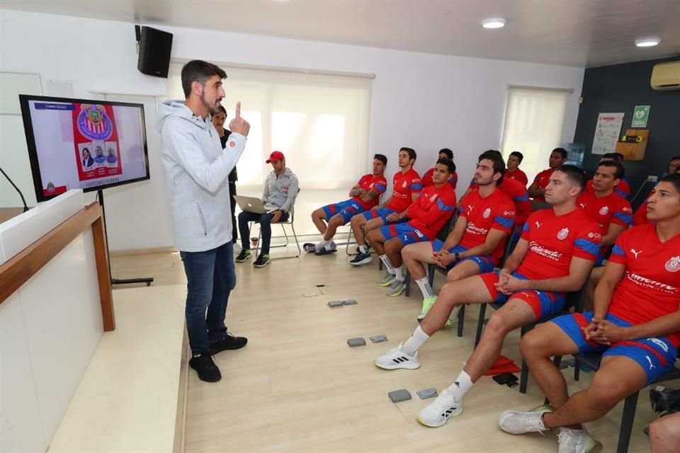 Veljko Paunovic durante su presentación ante los jugadores de Chivas.