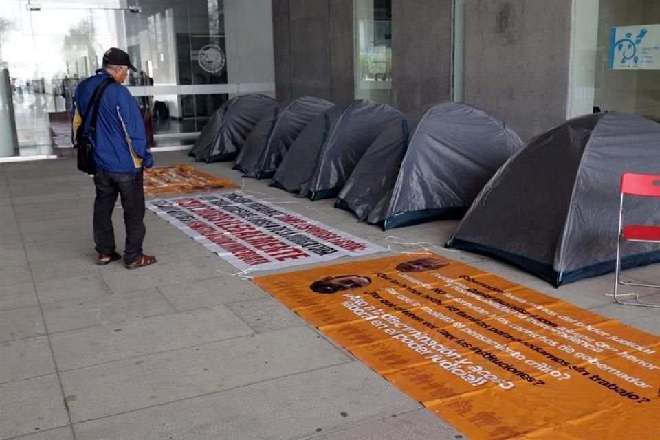 Personas cesadas del Consejo de la Judicatura instalaron plantón en Ciudad Judicial para presionar al Presidente del STJ a resinstalarlos.