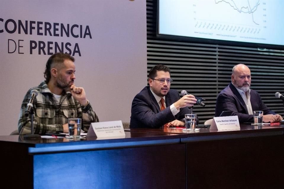 Carlos Martínez Velázquez (centro), director general del Infonavit.