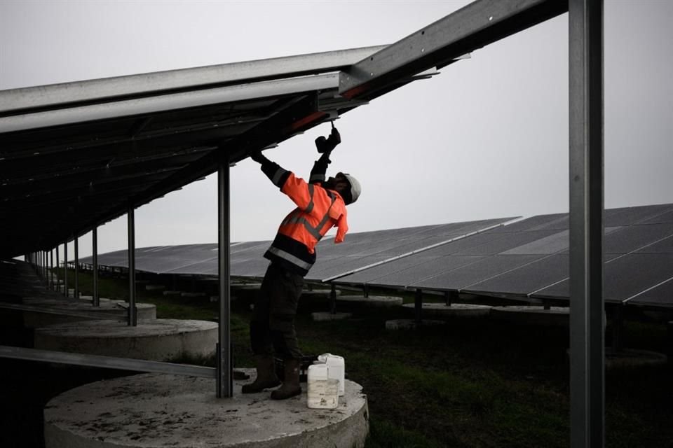 El Tec propone contemplar soluciones donde los consumidores generen su propia energía, ya sea vía solar con paneles en techos, o eólica. 