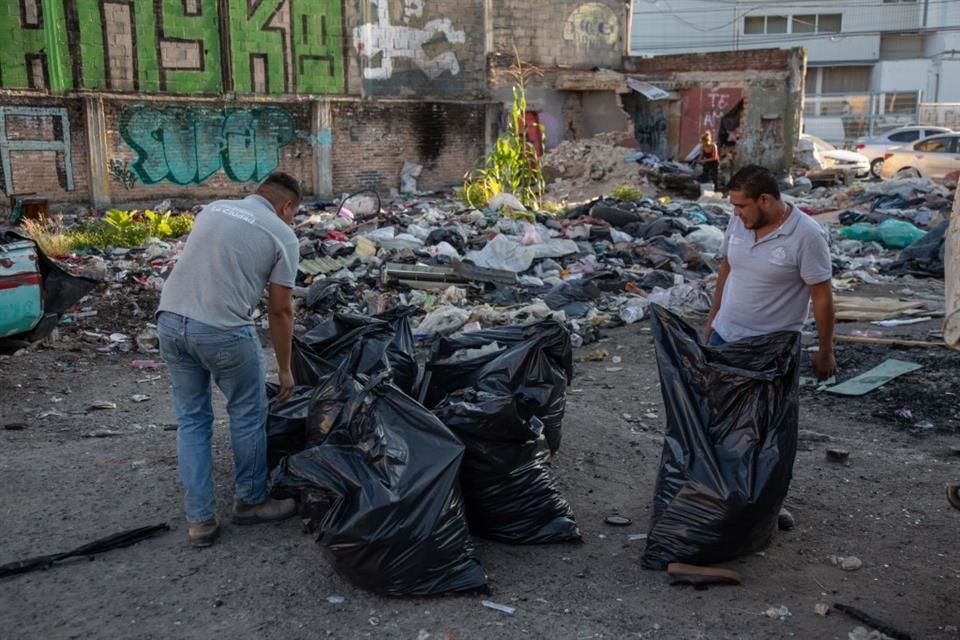 Personal del Ayuntamiento de Guadalajara realiza limpieza del predio ubicado en Mariano Otero y calle primavera en l colonia del Fresno.