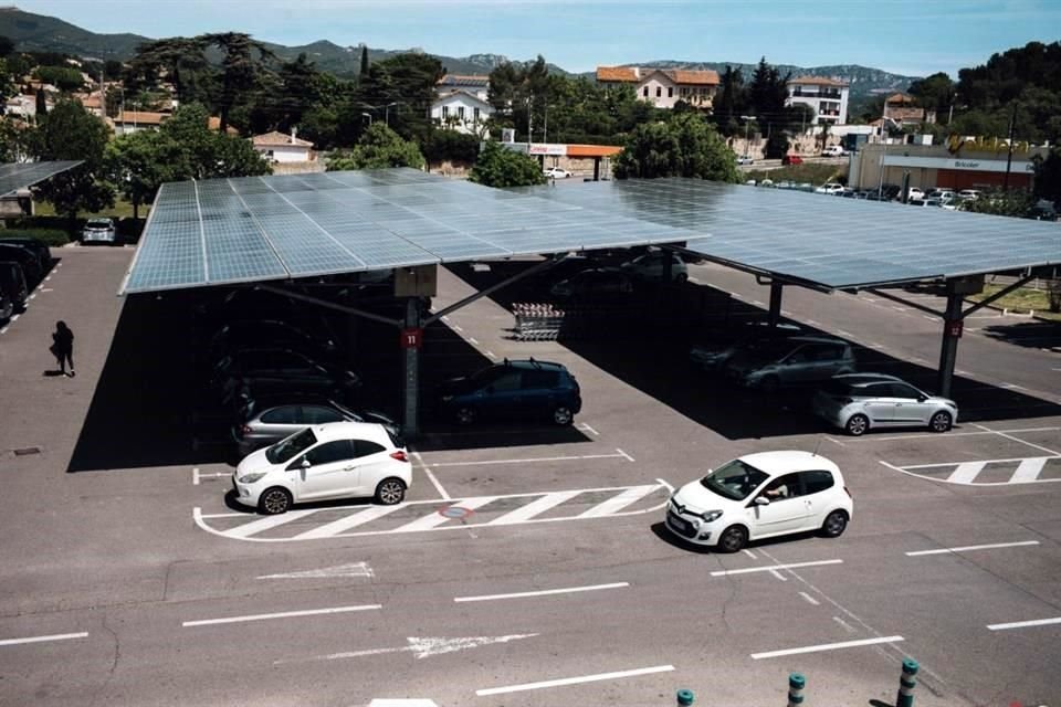 En Francia obligarán a estacionamientos de ciertas proporciones a instalar paneles solares.