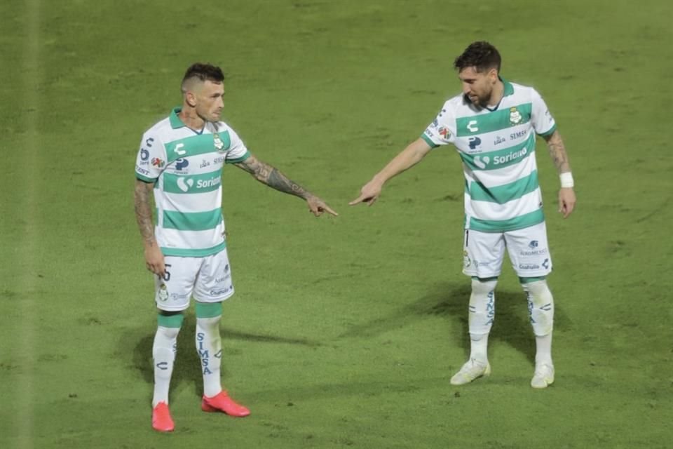 En México, Brian Lozano (izquierda) ha jugado con América y con Santos Laguna.