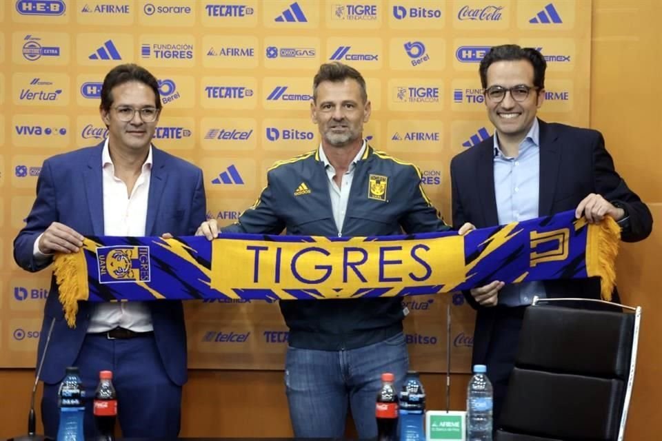 Antonio Sancho (izq.) y Mauricio Culebro (der.) se encargaron de darle la bienvenida al nuevo técnico de Tigres.