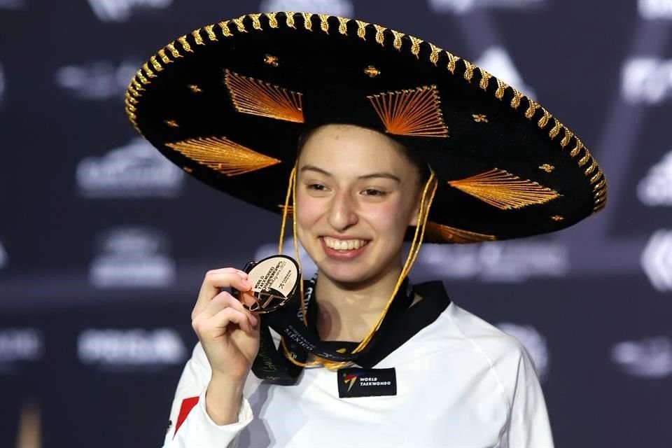 Ceremonia de premiación de Daniela Souza, ganadora de la medalla de oro en la categoría de -49kg del Campeonato Mundial de Taekwondo Guadalajara 2022 al vencer a la china Qing Guo.