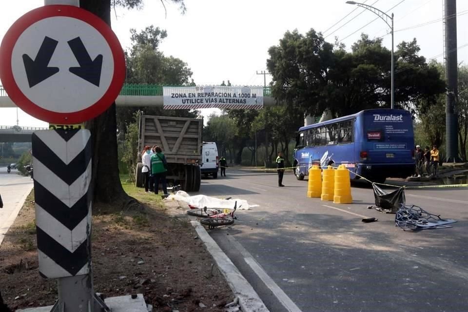 Un ciclista falleció tras ser arrollado por el conductor de un tráiler, quien huyó del lugar, en Periférico Bulevar Adolfo Ruiz Cortines, Alcaldía Xochimilco.